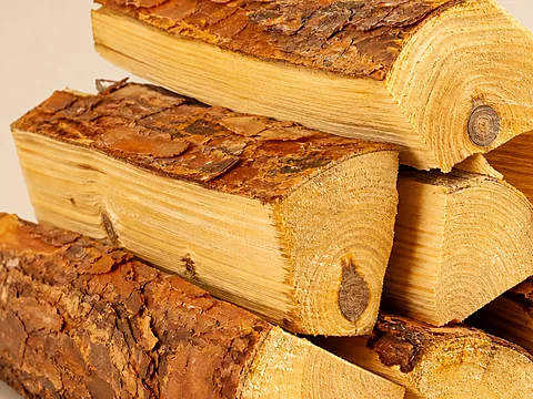 Ясеневые дрова, уложенные ровными рядами
